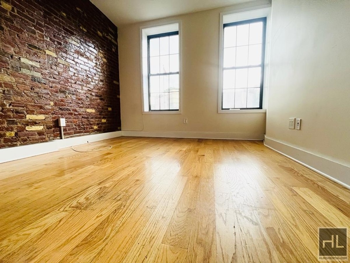 Your Modern, No Fee 3 bedroom Apartment W/ Laundry InUnit! Prime Bed