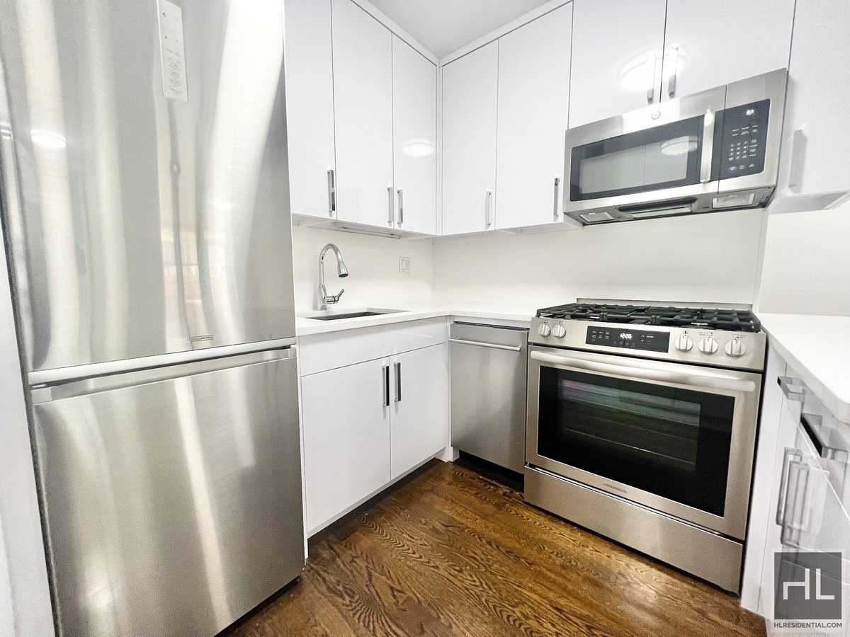 Photo for 165 East 35th Street - 165 East 35th Street Rental Building in Murray Hill, Manhattan