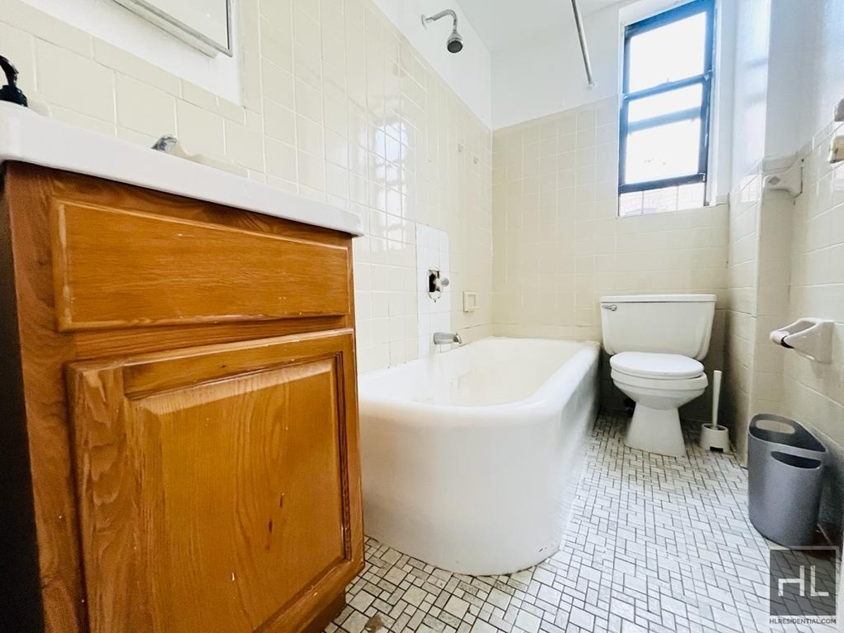 Your Spacious, QueenSized 1 Bedroom Apartment! Prime Inwood Rental