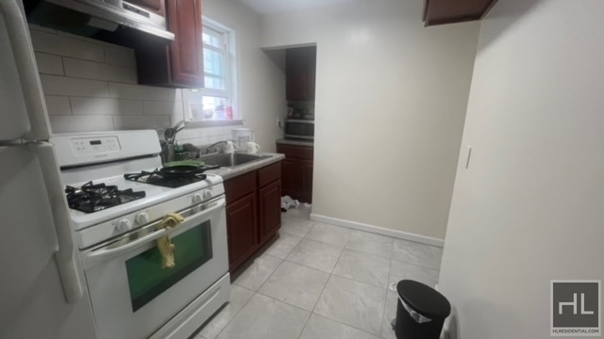 VERY LARGE AND NATURALLY BRIGHT ROOM FOR RENT 38 STREET/ EAST FLATBUSH