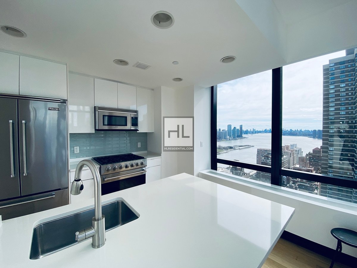 Photo for Two Sutton Place North - 1113 York Avenue Rental Building in Lenox Hill, Manhattan