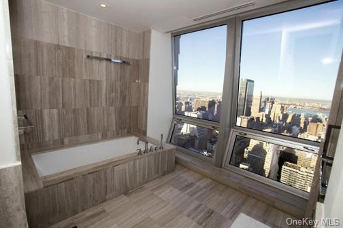 Photo for The Residences at 400 Fifth Avenue - 400 Fifth Avenue Condominium in Murray Hill, Manhattan