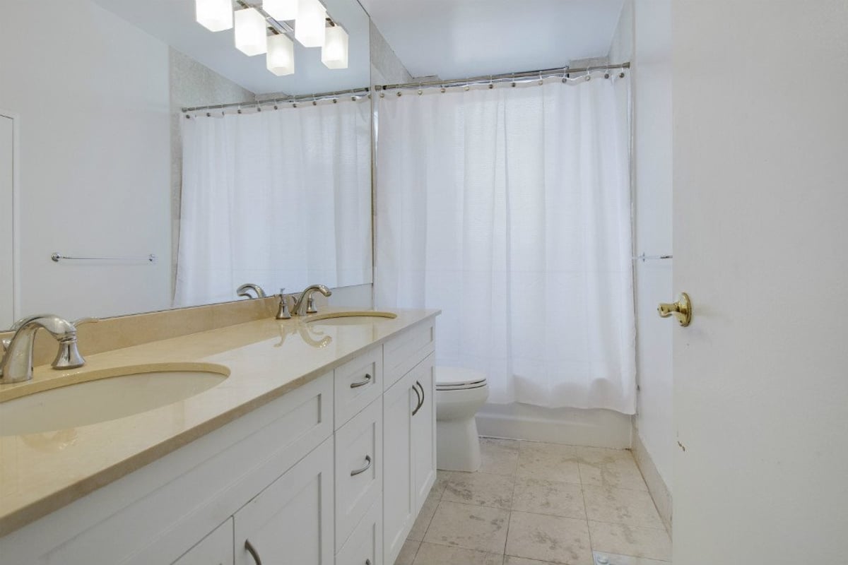 Photo for The Saratoga - 330 East 75th Street Condominium in Upper East Side, Manhattan