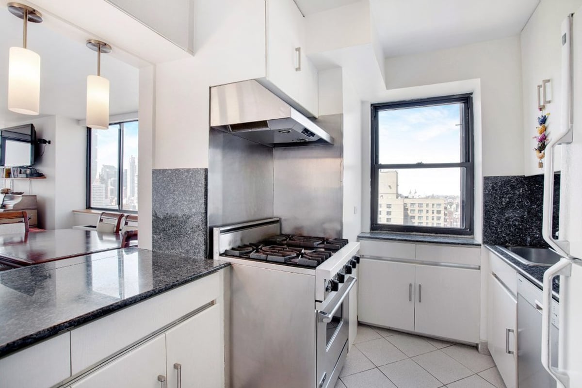 Photo for The Saratoga - 330 East 75th Street Condominium in Upper East Side, Manhattan