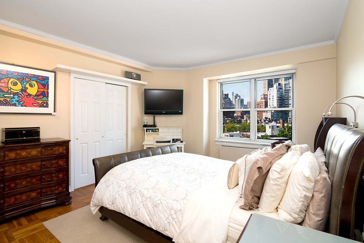 Photo for 200 East End Avenue - 200 East End Avenue Cooperative in Upper East Side, Manhattan