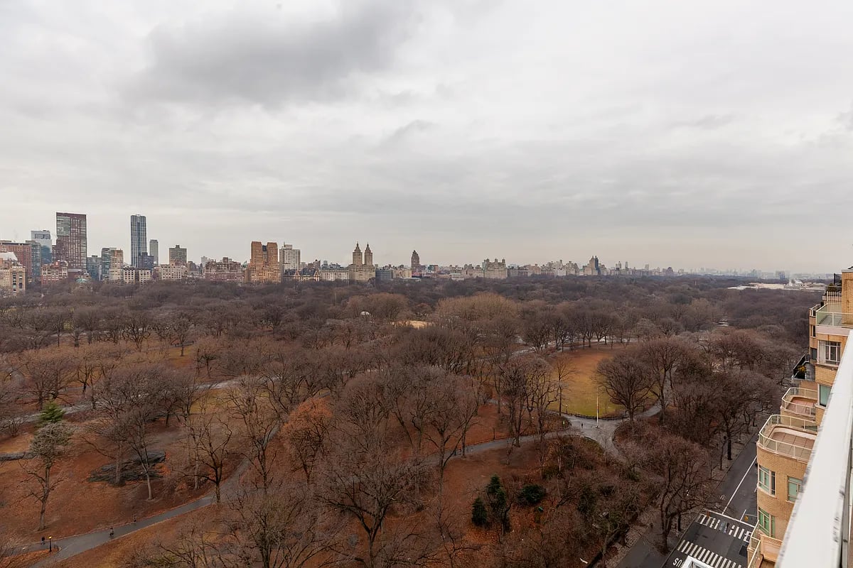 Photo for 860 Fifth Avenue - 860 5th Avenue Cooperative in Upper East Side, Manhattan