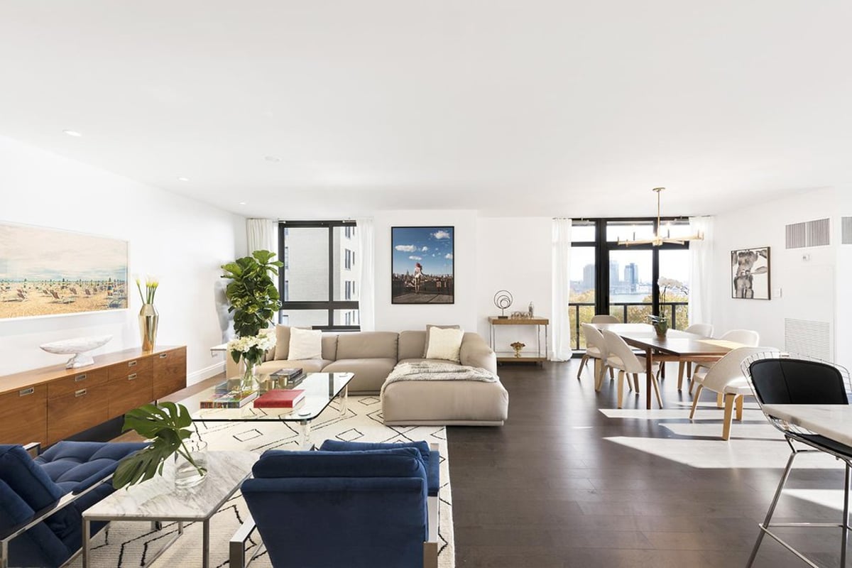 Photo for 100 United Nations Plaza - 100  United Nations Plaza Condominium in Midtown East, Manhattan