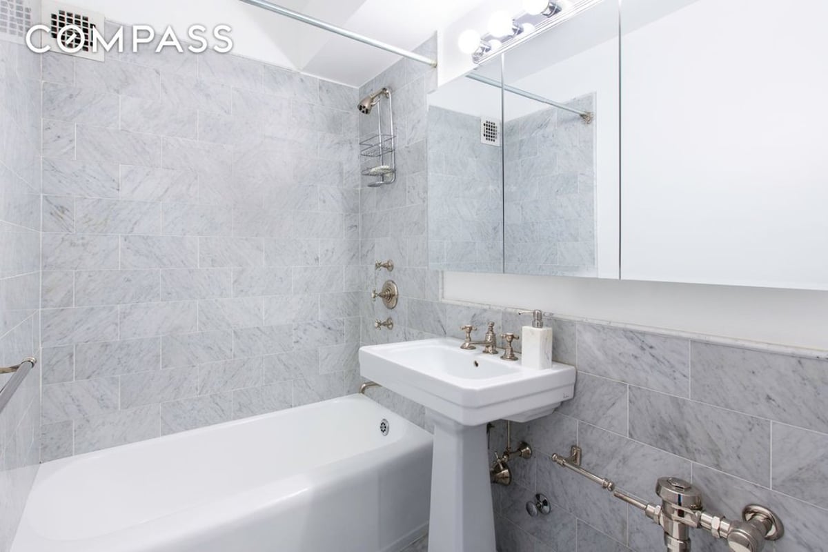 Photo for Turtle Bay House - 249 East 48th Street Condominium in Midtown East, Manhattan