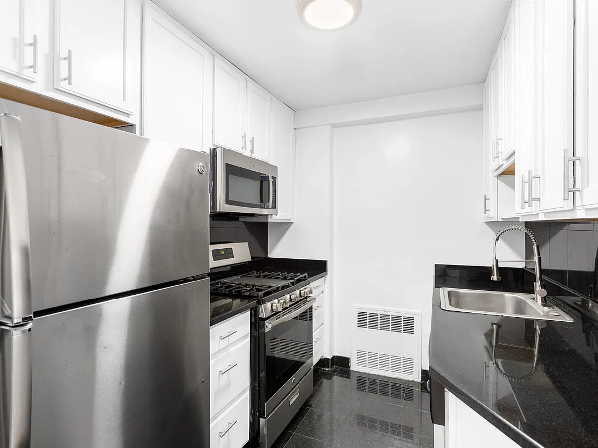 Photo for New Amsterdam - 320 East 23rd Street Rental Building in Gramercy Park, Manhattan