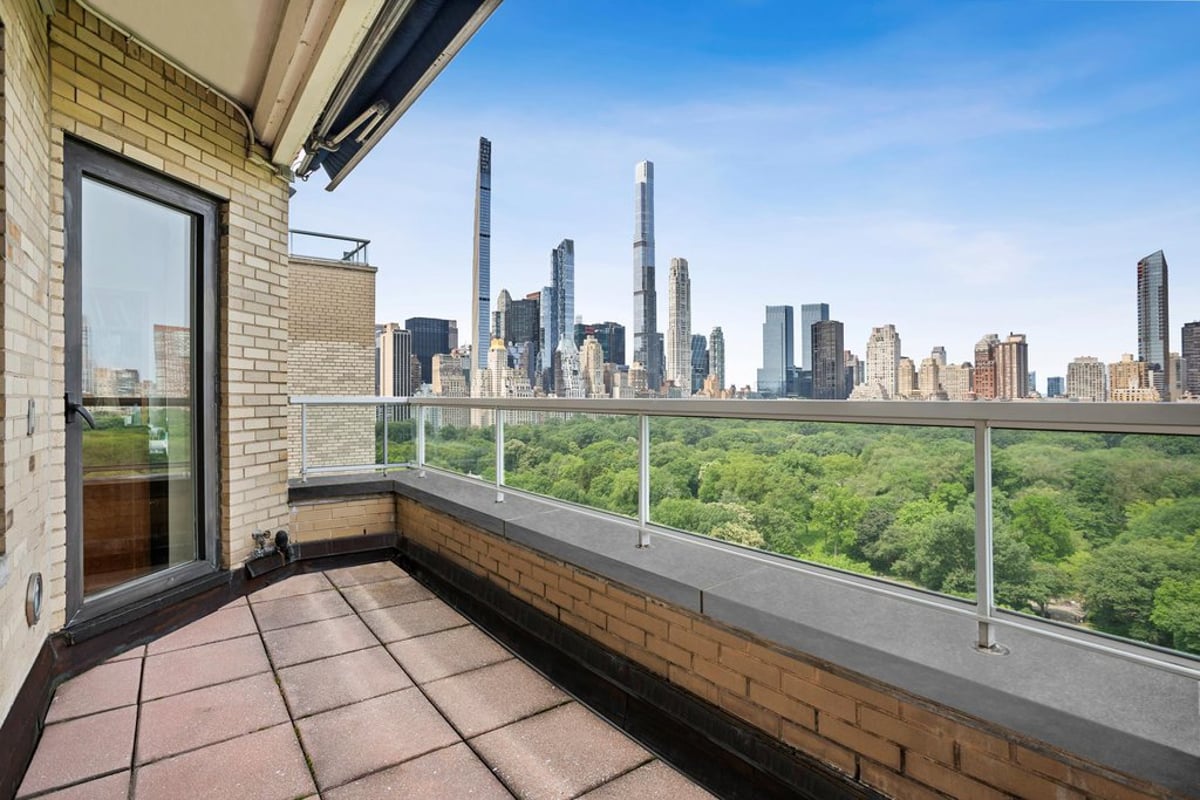 Photo for 860 Fifth Avenue - 860 5th Avenue Cooperative in Upper East Side, Manhattan