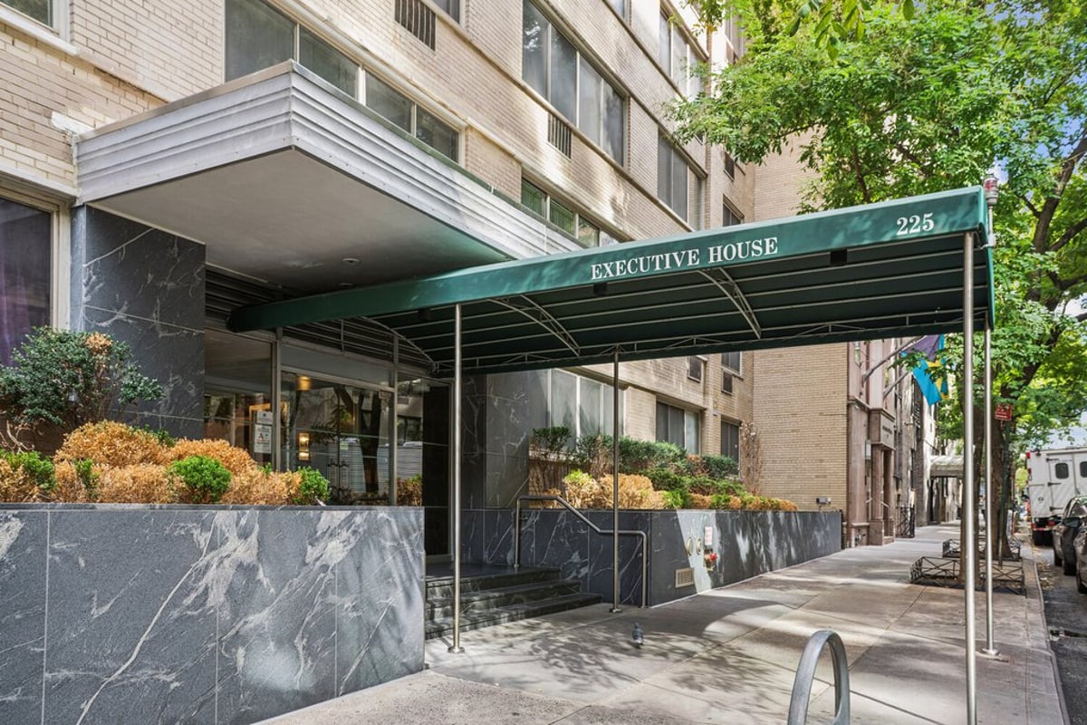Photo for Executive House - 225 East 46th Street Condominium in Midtown East, Manhattan