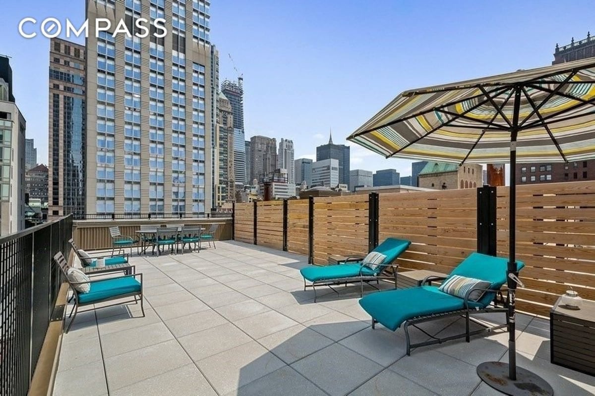 Photo for 372 5th Avenue - 372 5th Avenue Cooperative in Murray Hill, Manhattan