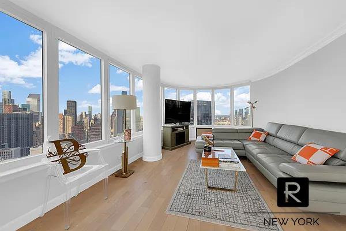 Photo for The Corinthian - 330 East 38th Street Condominium in Murray Hill, Manhattan