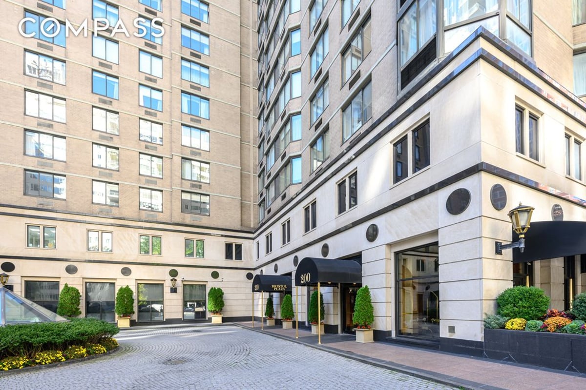 Photo for Bristol Plaza - 200 East 65th Street Condominium in Upper East Side, Manhattan