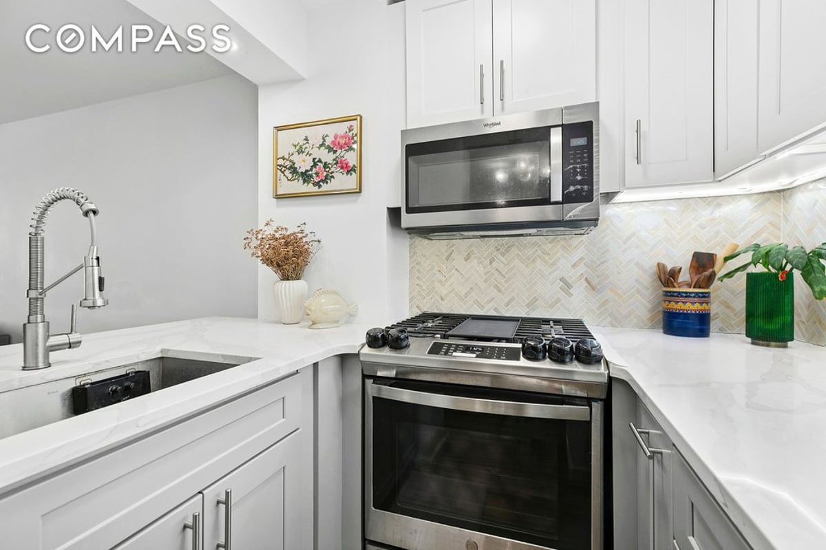 Photo for Victoria House - 200 East 27th Street Cooperative in Murray Hill, Manhattan