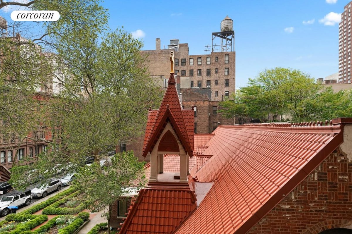 Photo for Lincoln Spencer Apartments - 140 West 69th Street Cooperative in Upper West Side, Manhattan