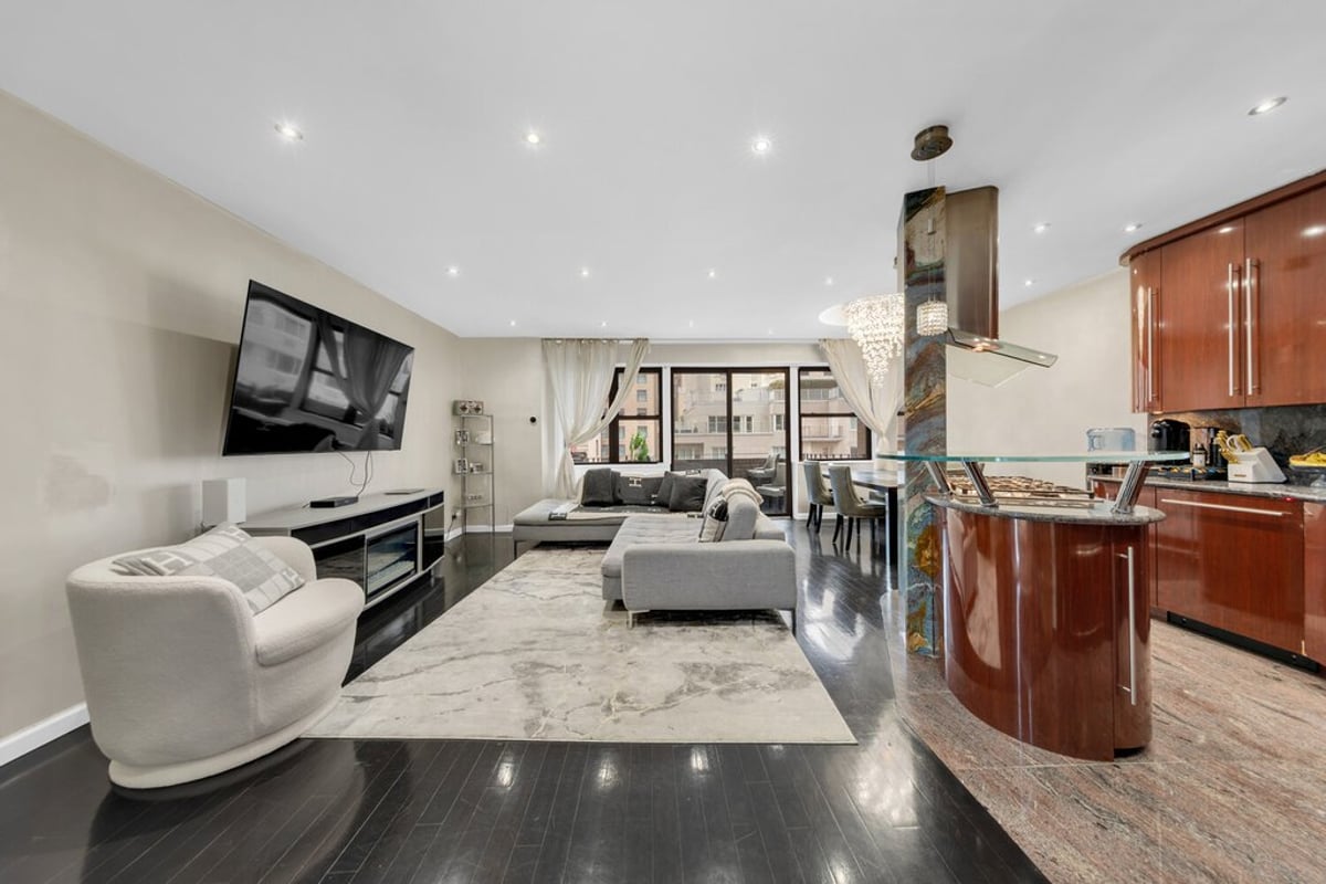 Photo for Tower 58 - 58 West 58th Street Condominium in Midtown, Manhattan