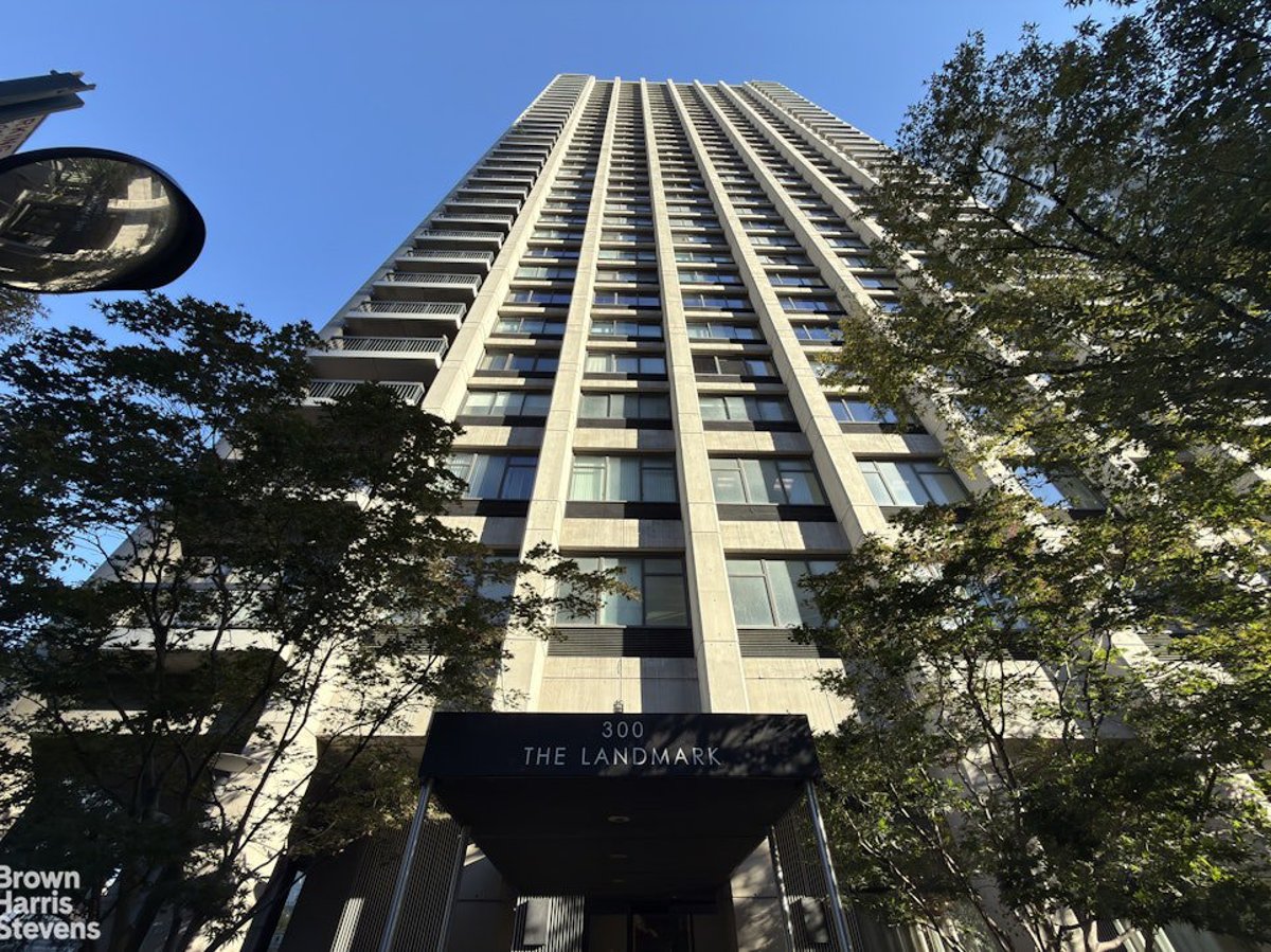 Photo for The Landmark - 300 East 59th Street Cooperative in Sutton Place, Manhattan