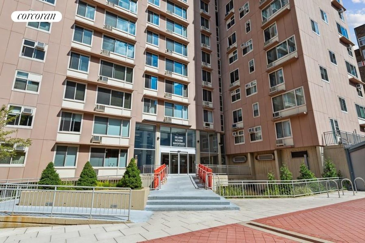 Photo for Island House - 555 Main Street Condominium in Roosevelt Island, Manhattan