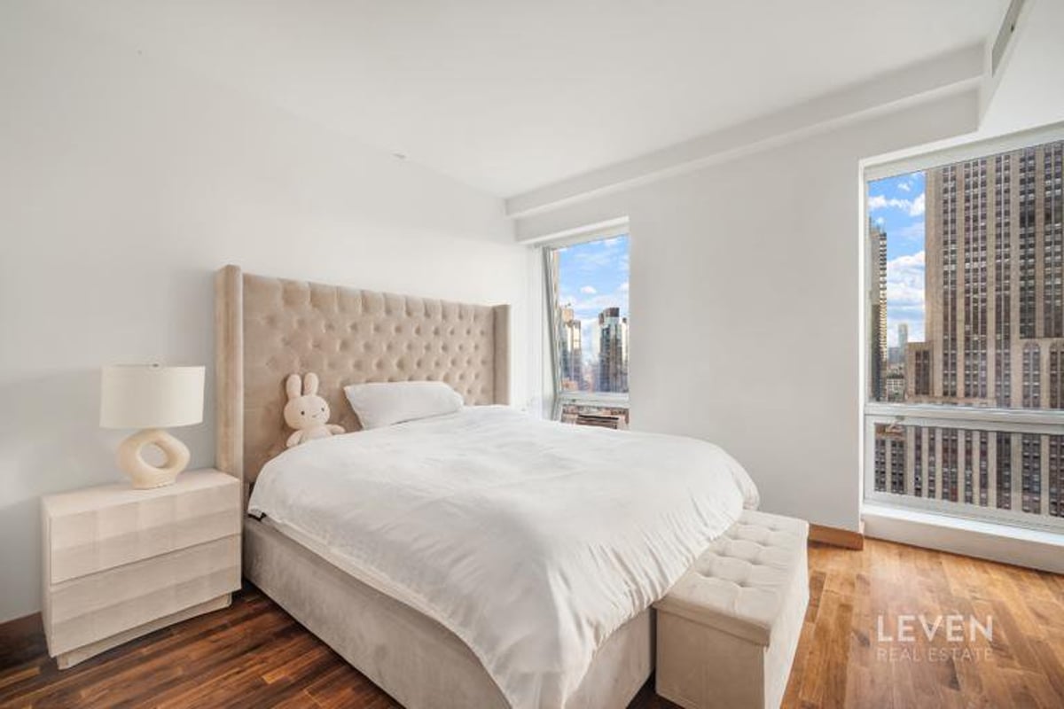 Photo for The Residences at 400 Fifth Avenue - 400 Fifth Avenue Condominium in Murray Hill, Manhattan