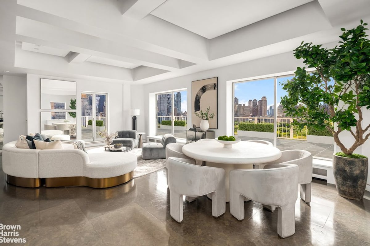 Photo for 880 5th Avenue - 880 Fifth Avenue Cooperative in Upper East Side, Manhattan