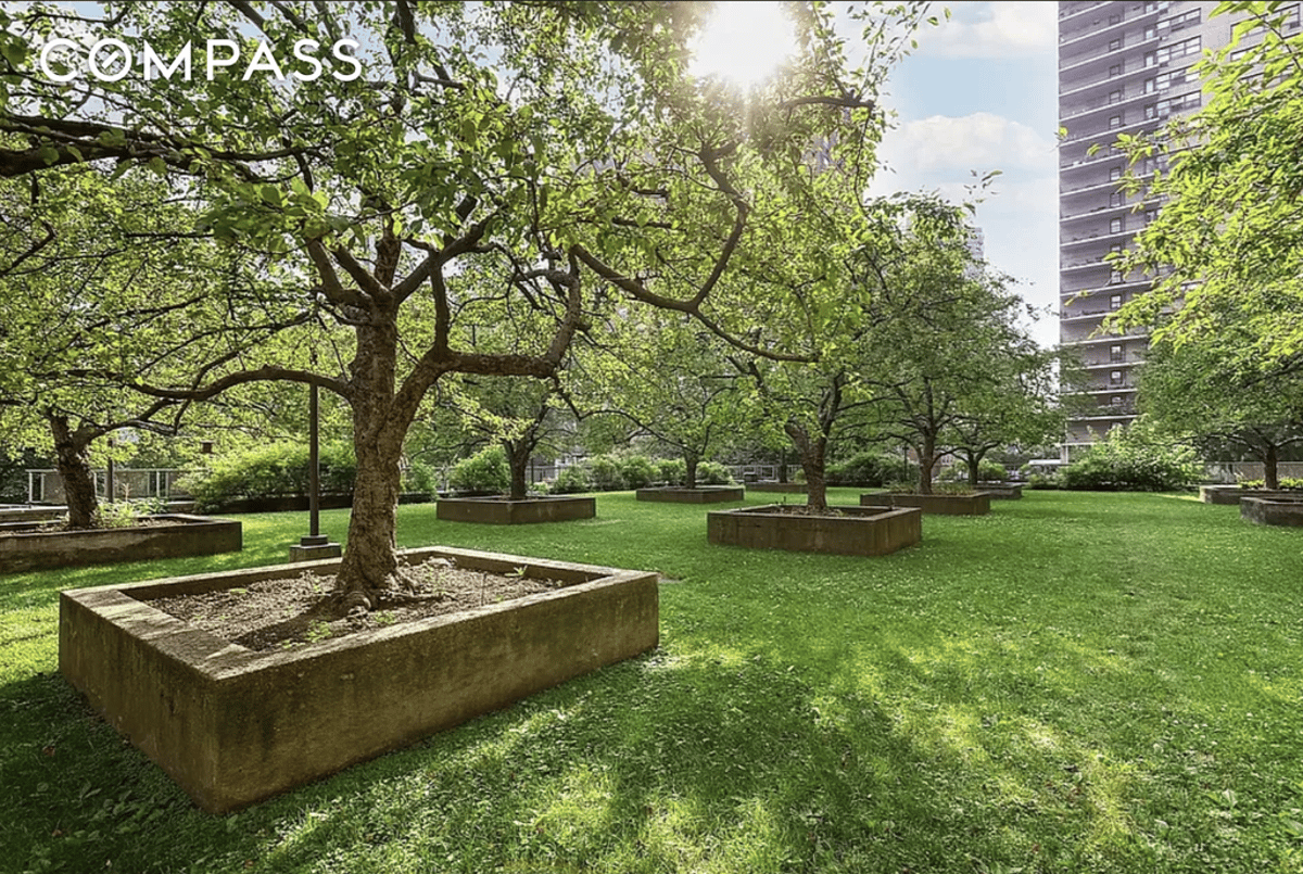 Photo for Lincoln Towers - 185 West End Avenue Condominium in Upper West Side, Manhattan