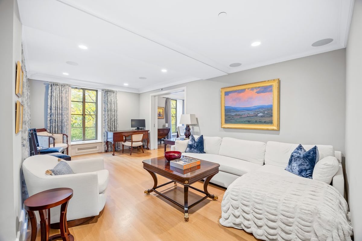 Photo for Barbizon/63 - 140 East 63rd Street Condominium in Upper East Side, Manhattan