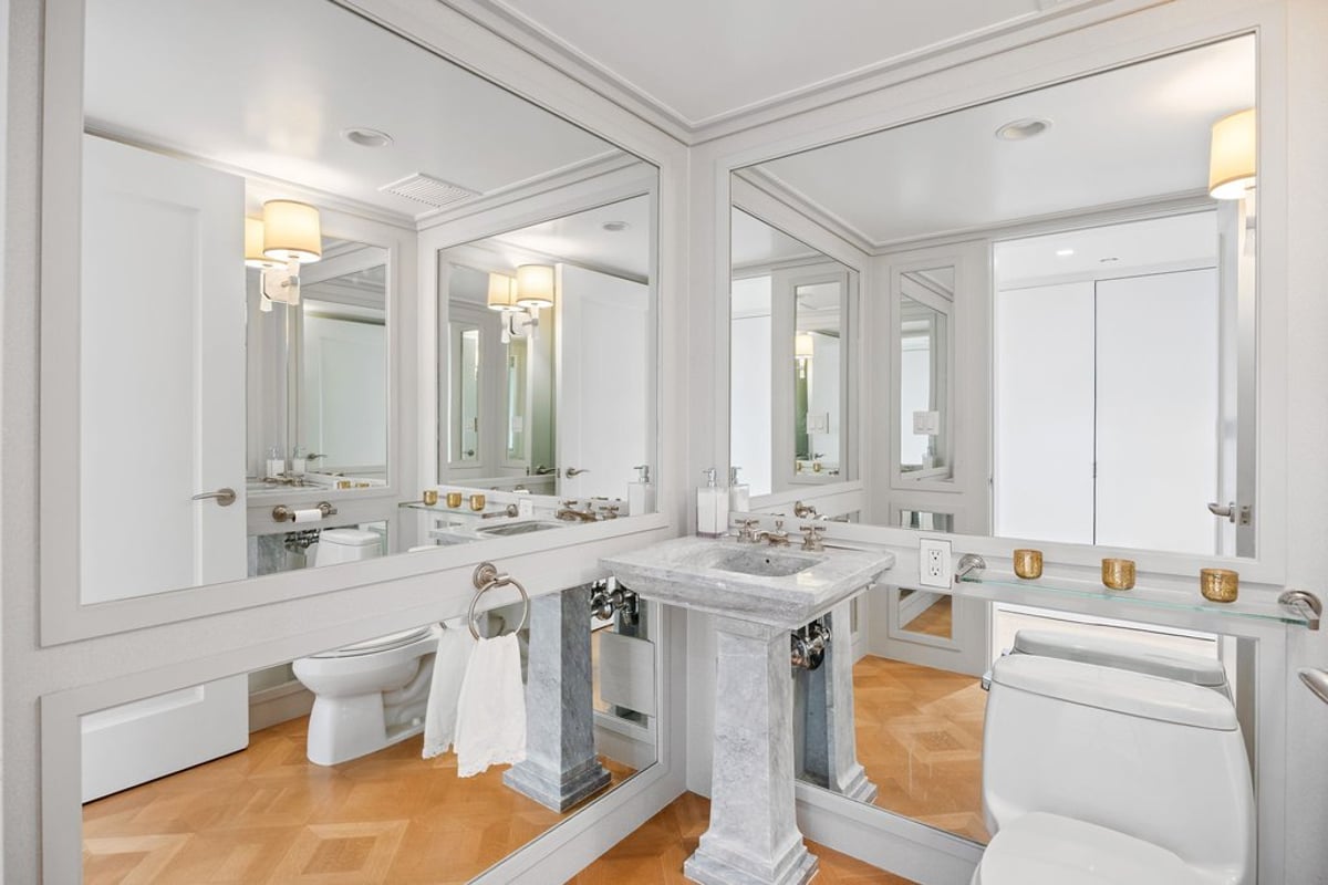 Photo for Barbizon/63 - 140 East 63rd Street Condominium in Upper East Side, Manhattan