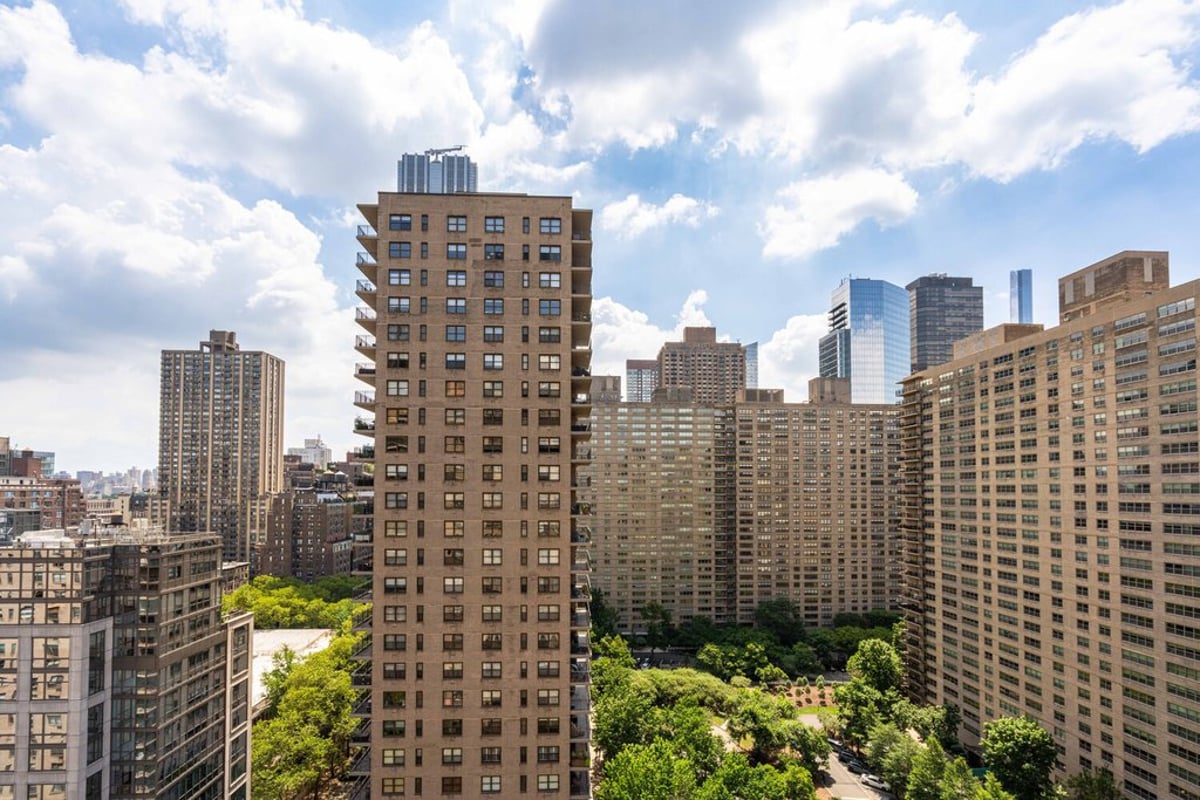 Photo for Lincoln Towers - 185 West End Avenue Condominium in Upper West Side, Manhattan