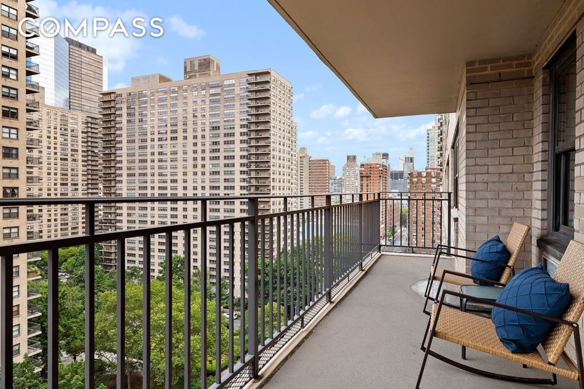 Photo for Lincoln Towers - 185 West End Avenue Condominium in Upper West Side, Manhattan