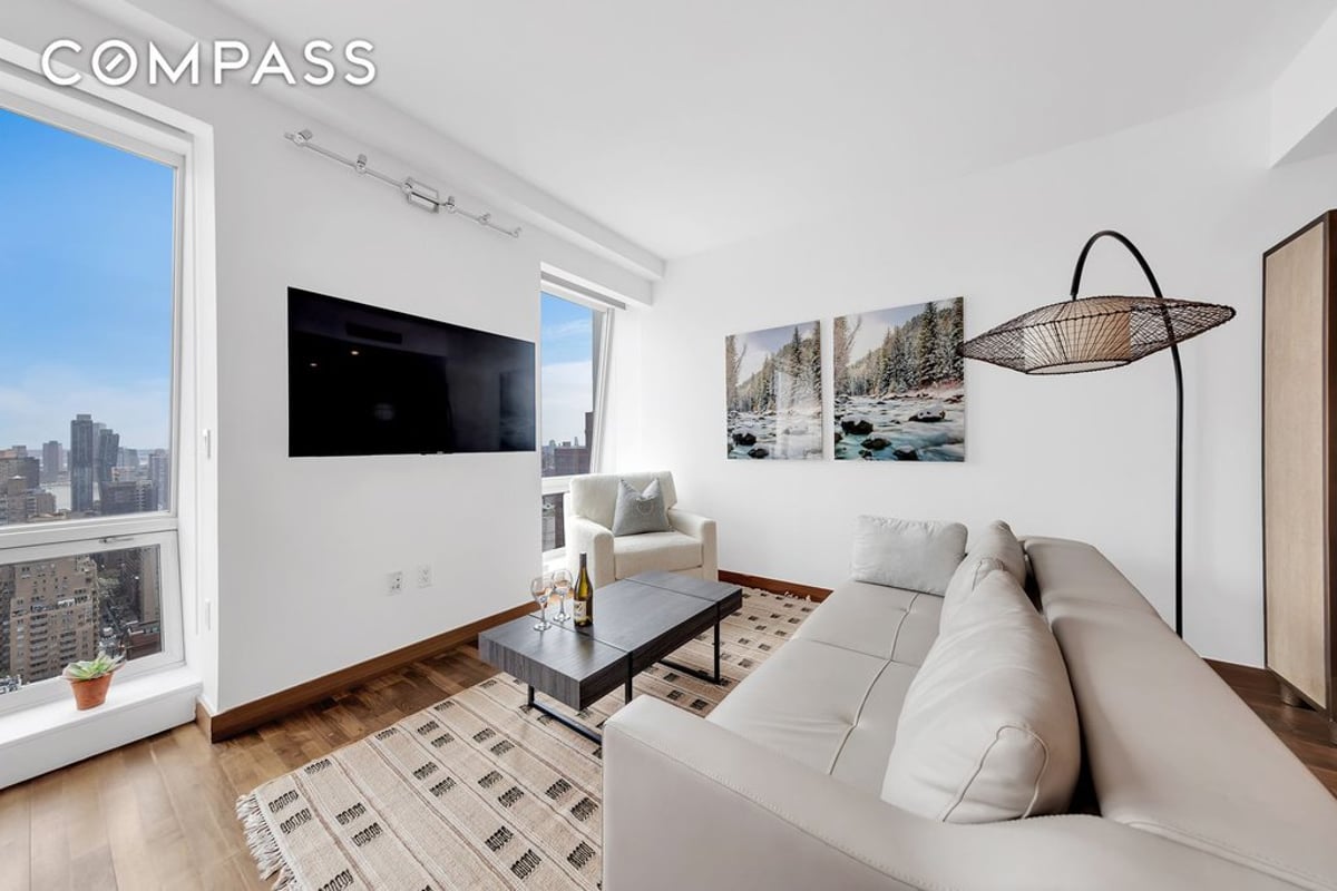 Photo for The Residences at 400 Fifth Avenue - 400 Fifth Avenue Condominium in Murray Hill, Manhattan