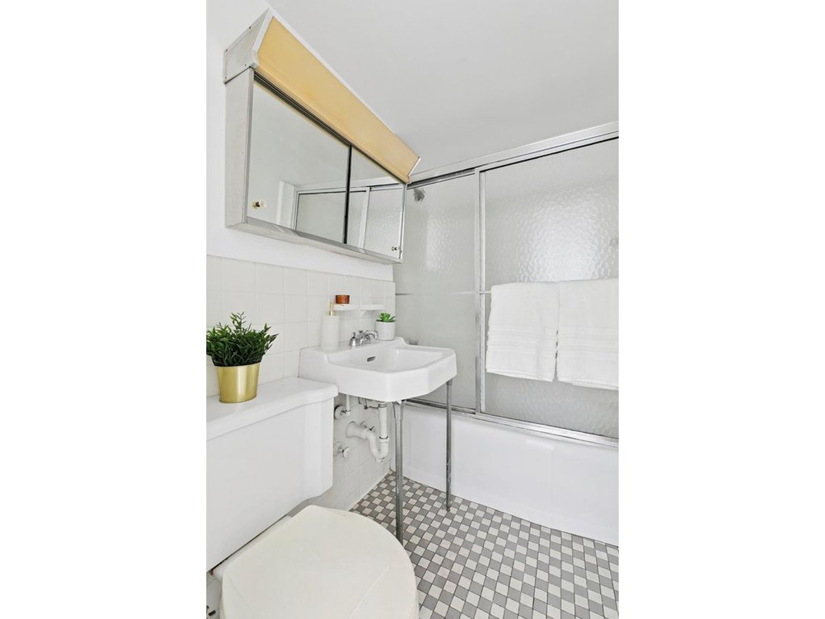 Photo for Charing Cross House - 305 East 72nd Street Condominium in Upper East Side, Manhattan