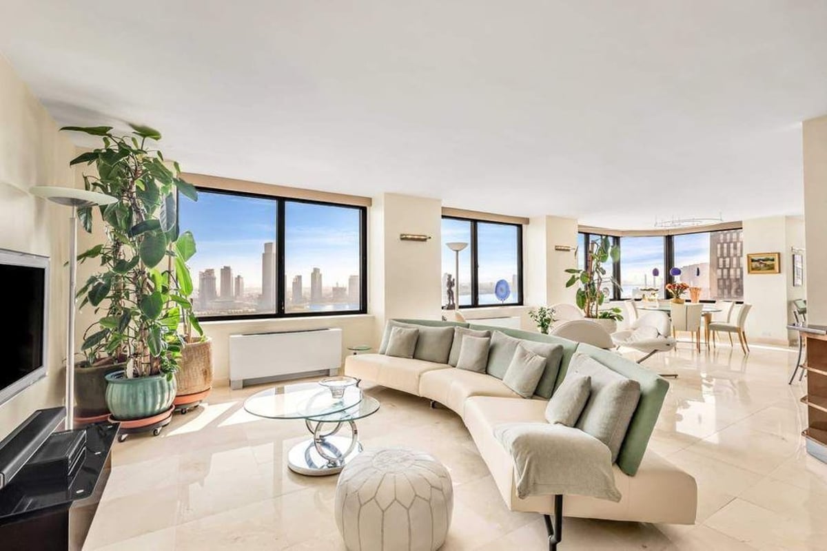Photo for The Horizon - 415 East 37th Street Condominium in Midtown East, Manhattan