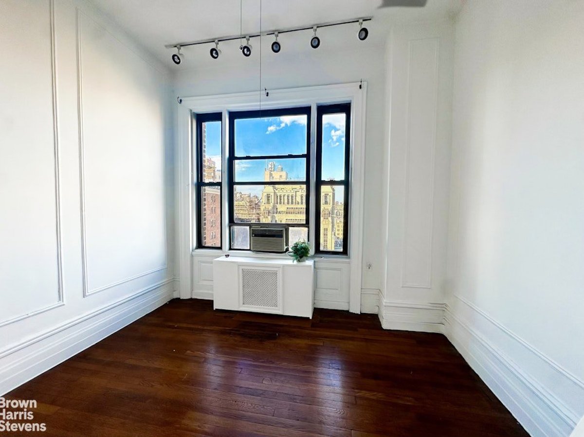 Photo for Lincoln Spencer Apartments - 140 West 69th Street Cooperative in Upper West Side, Manhattan