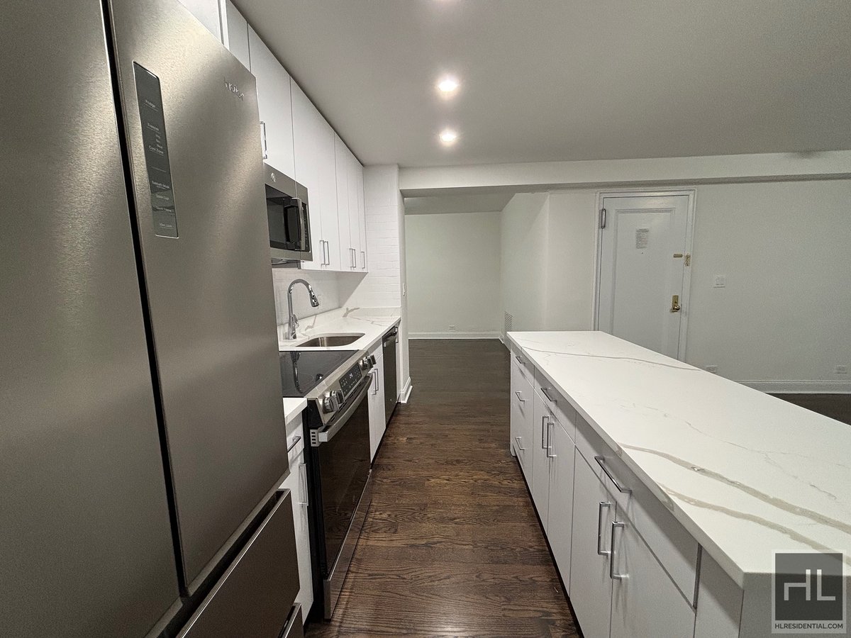 Photo for 20 5th AVENUE - 20 5th Avenue Rental Building in Greenwich Village, Manhattan