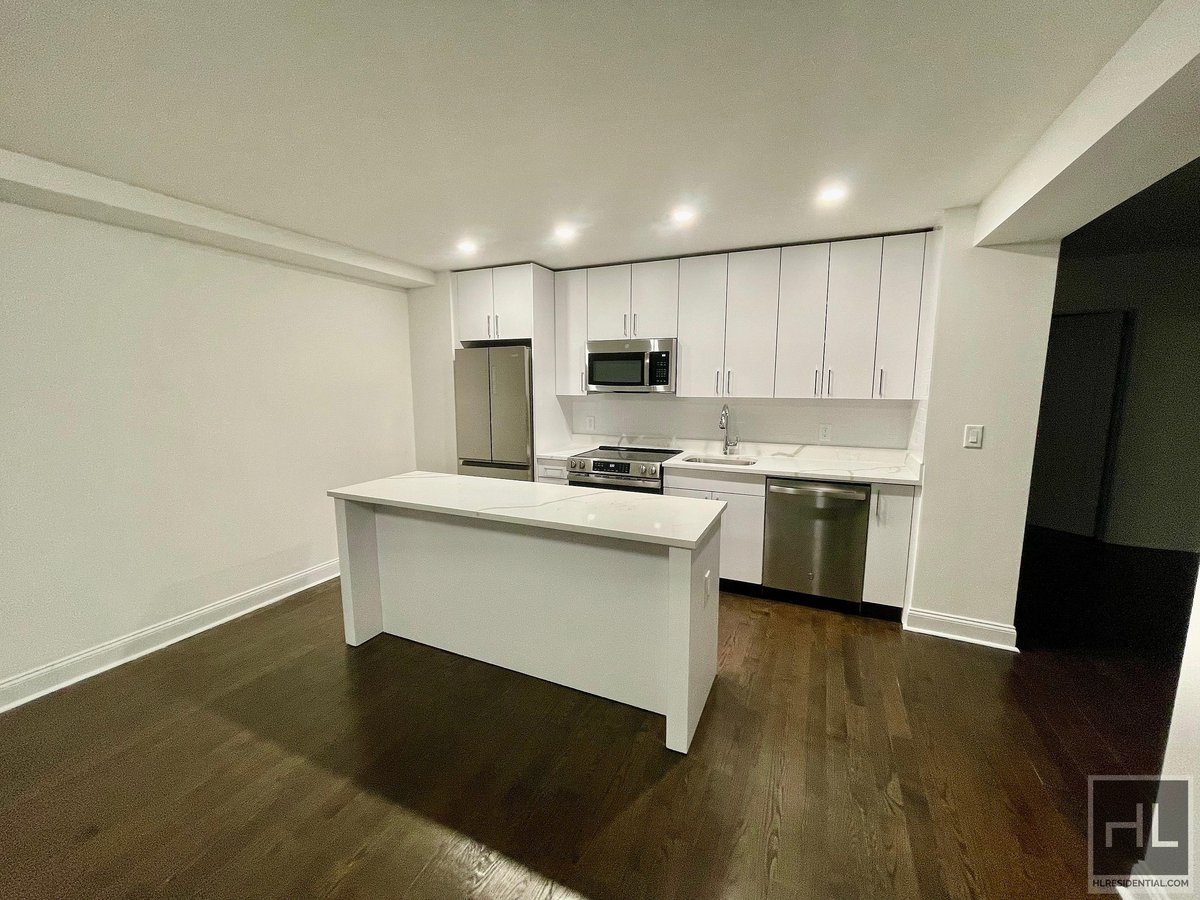 Photo for 20 5th AVENUE - 20 5th Avenue Rental Building in Greenwich Village, Manhattan