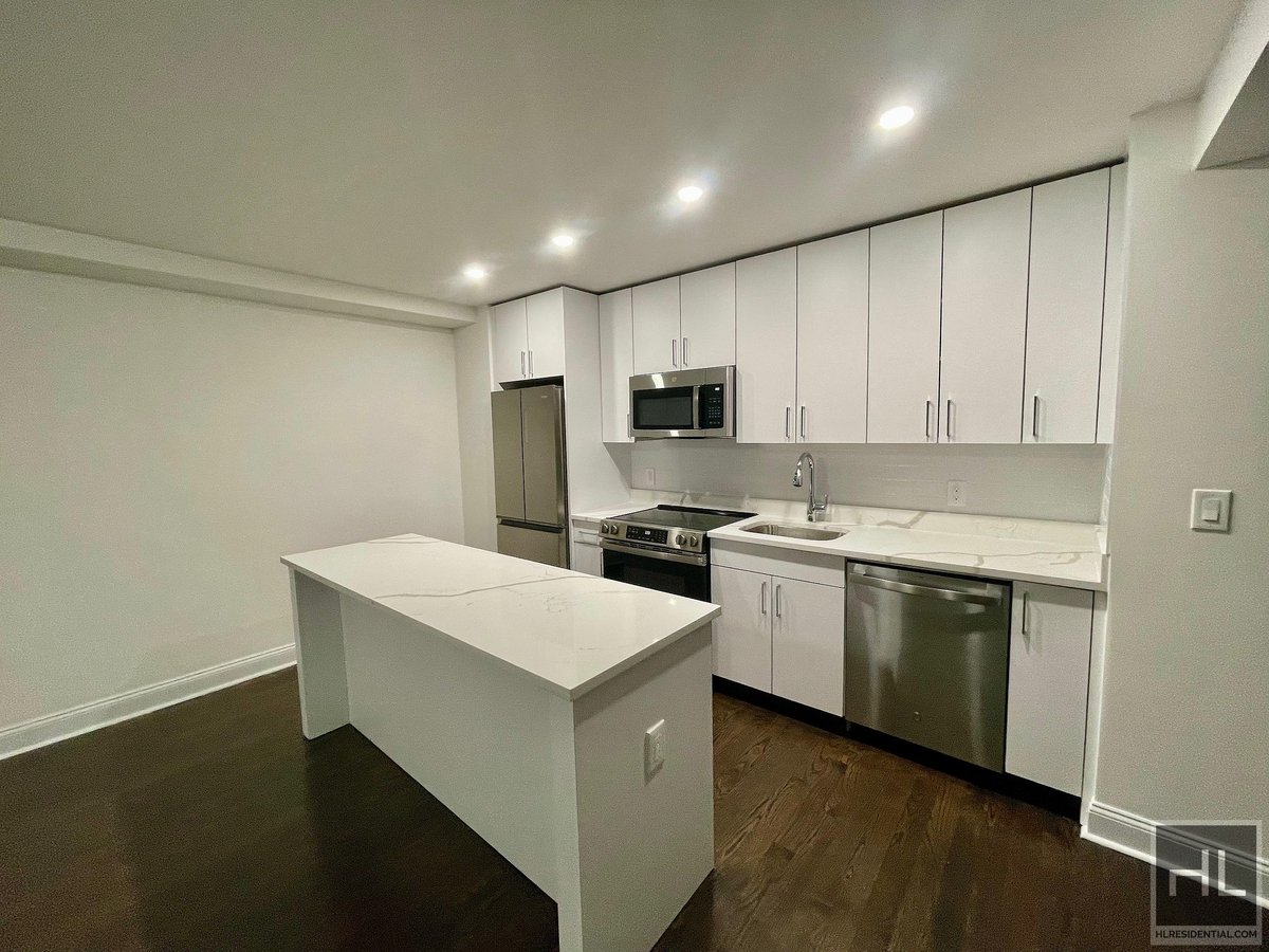 Photo for 20 5th AVENUE - 20 5th Avenue Rental Building in Greenwich Village, Manhattan