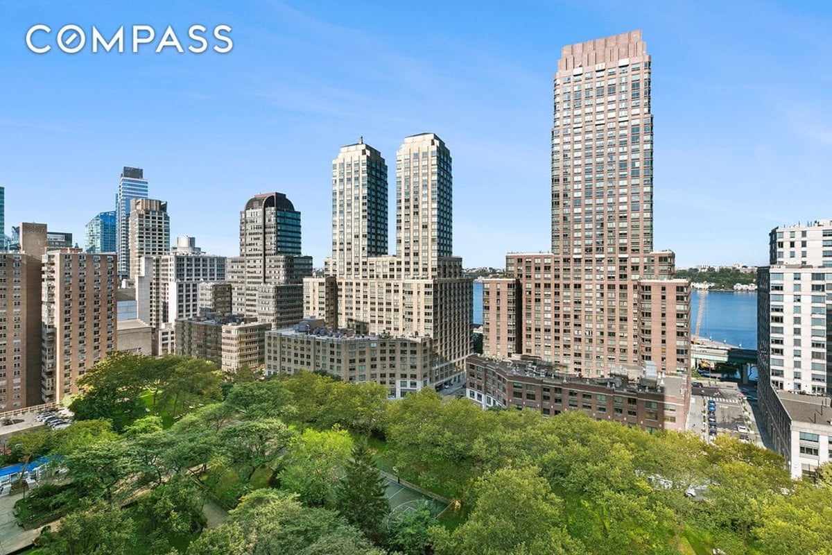 Photo for Lincoln Towers - 185 West End Avenue Condominium in Upper West Side, Manhattan