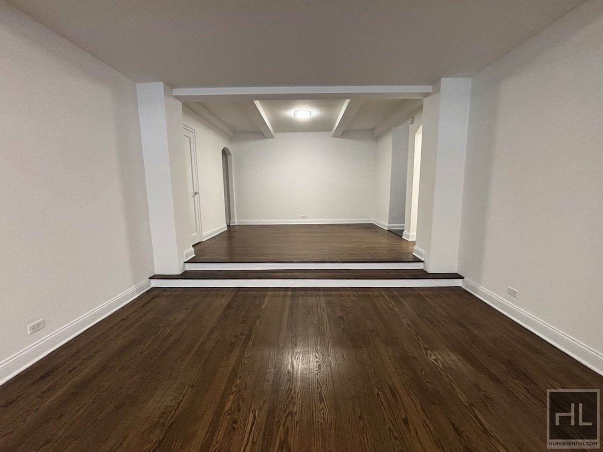 Photo for 20 5th AVENUE - 20 5th Avenue Rental Building in Greenwich Village, Manhattan