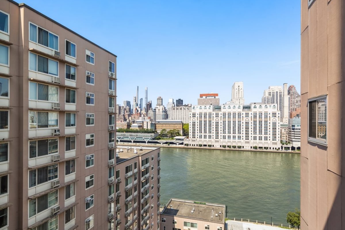 Photo for Island House - 555 Main Street Condominium in Roosevelt Island, Manhattan