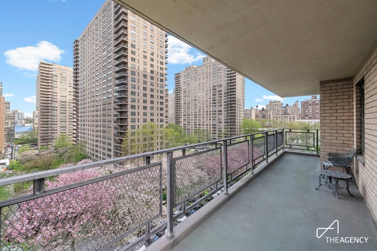 Photo for Lincoln Towers - 160 West End Avenue Condominium in Upper West Side, Manhattan