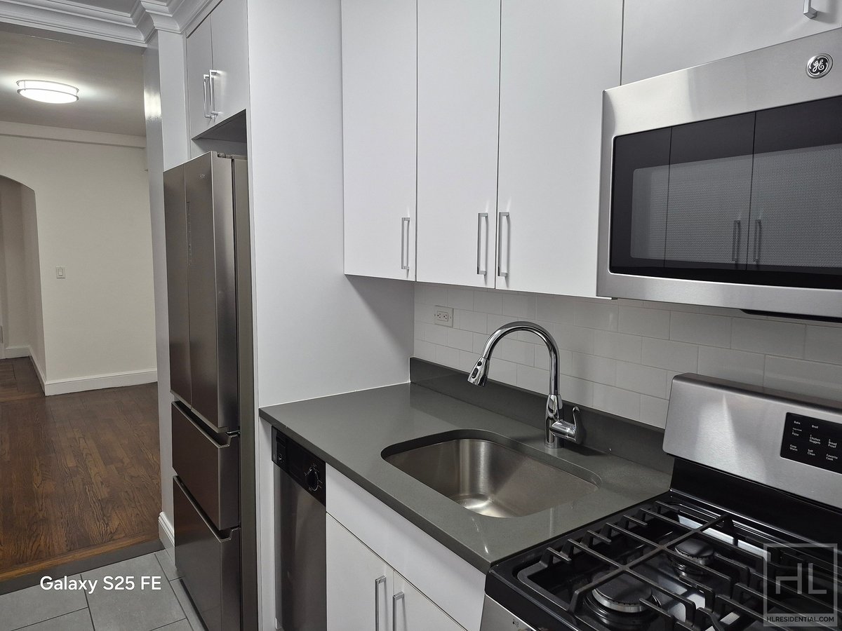 Photo for 20 5th AVENUE - 20 5th Avenue Rental Building in Greenwich Village, Manhattan