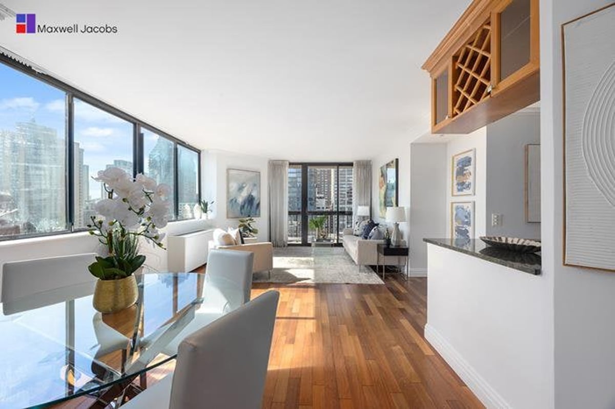 Photo for The Saratoga - 330 East 75th Street Condominium in Upper East Side, Manhattan