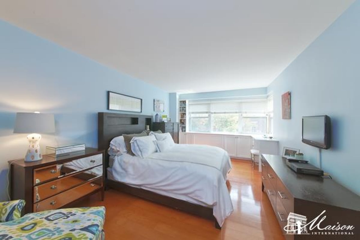 Photo for Parker Towne House - 3 Sheridan Square Cooperative in West Village, Manhattan