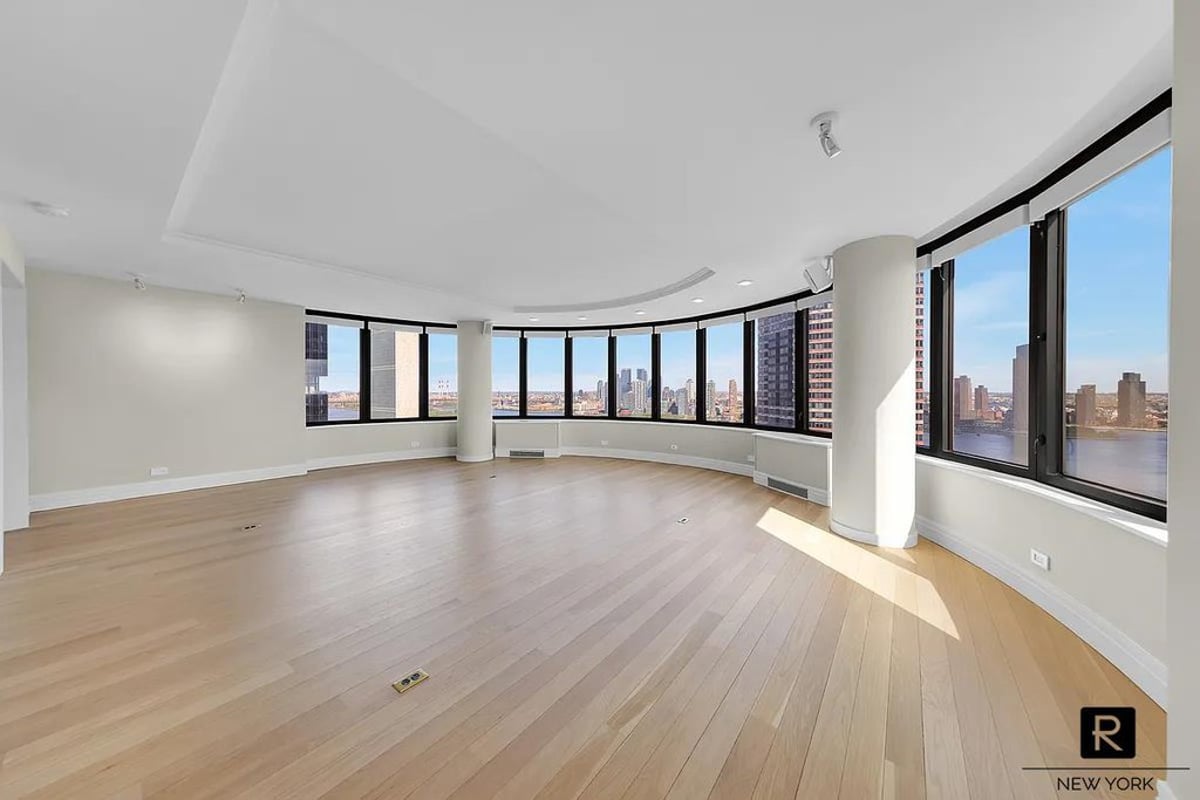 Photo for The Corinthian - 330 East 38th Street Condominium in Murray Hill, Manhattan
