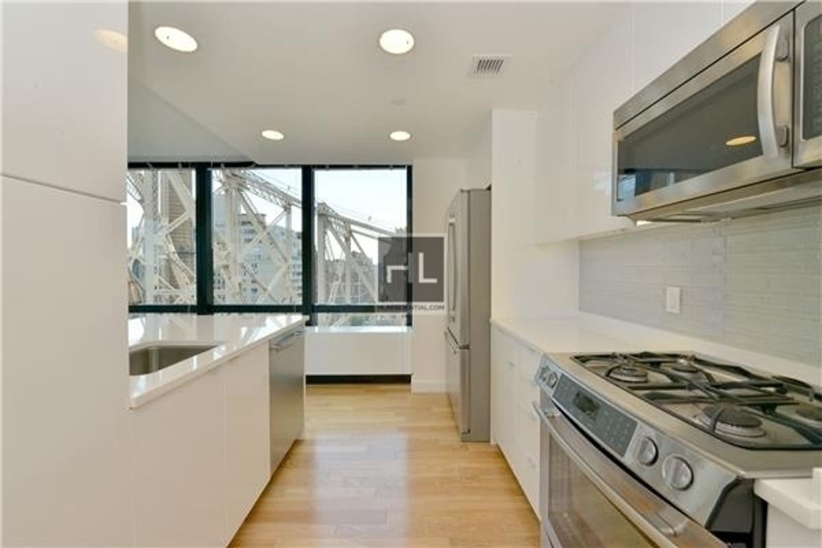 Photo for Two Sutton Place North - 1113 York Avenue Rental Building in Lenox Hill, Manhattan