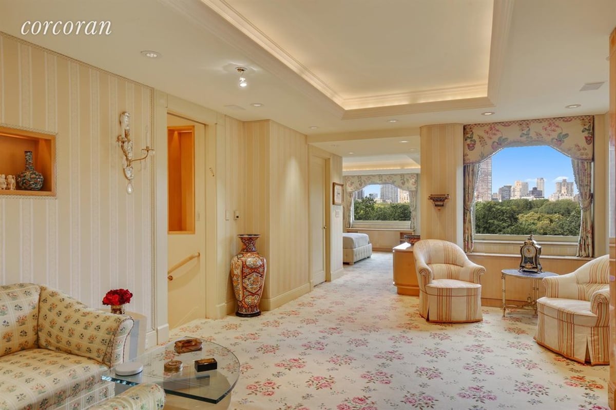 Photo for 860 Fifth Avenue - 860 5th Avenue Cooperative in Upper East Side, Manhattan