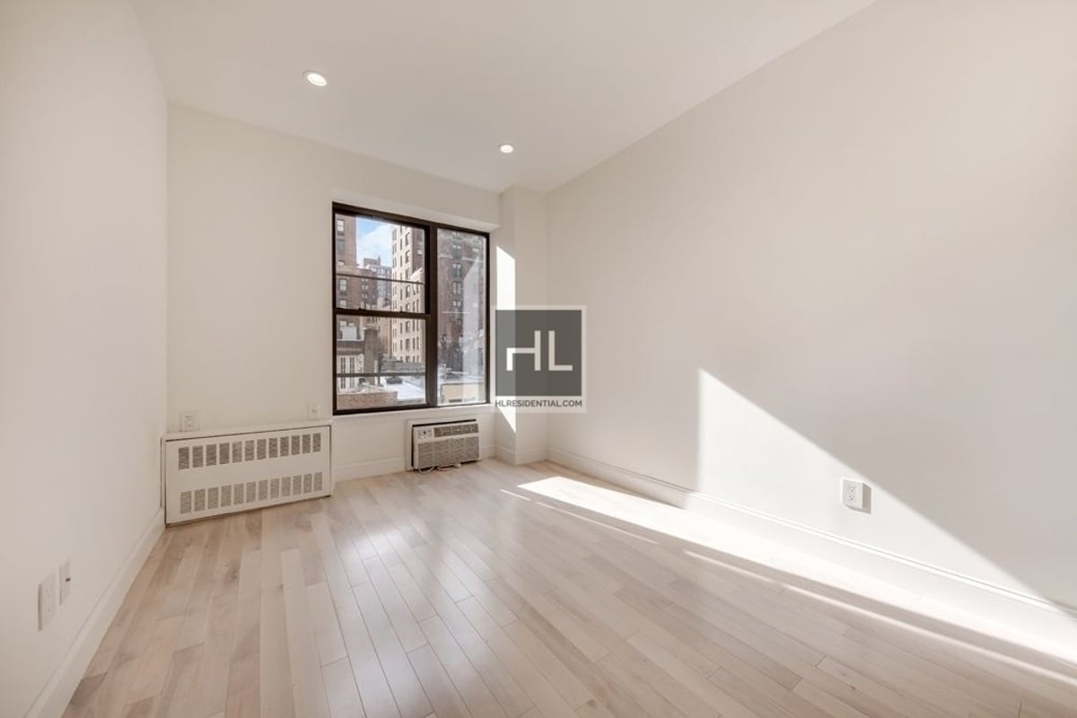 Photo for 114 EAST 40th STREET - 114 East 40th Street Rental Building in Murray Hill, Manhattan