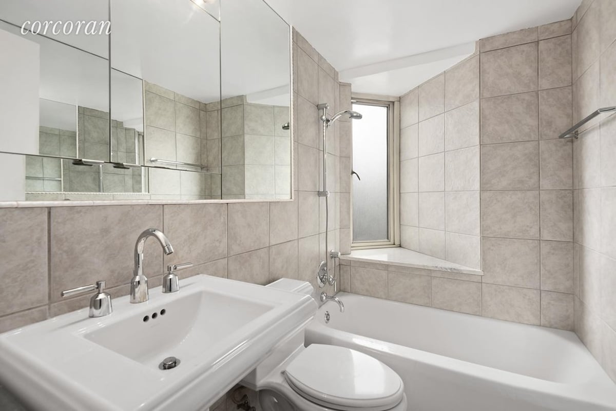 Photo for Turtle Bay House - 249 East 48th Street Condominium in Midtown East, Manhattan