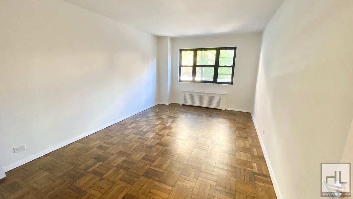 Photo for 165 East 35th Street - 165 East 35th Street Rental Building in Murray Hill, Manhattan